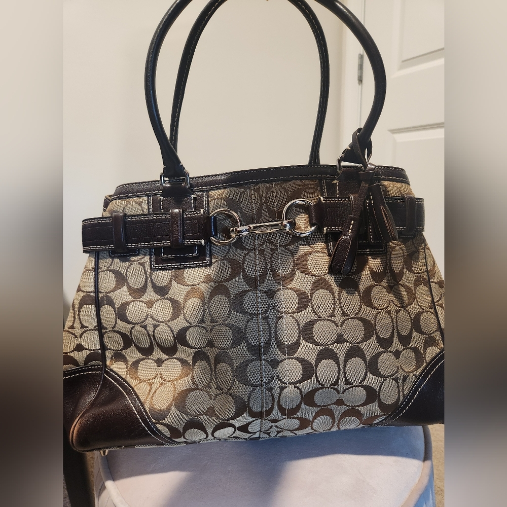 Coach Handbag Condition: Used signs of wear in the corners.